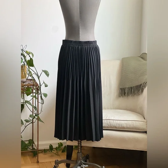 Black Pleated Skirt - Picture 6 of 7